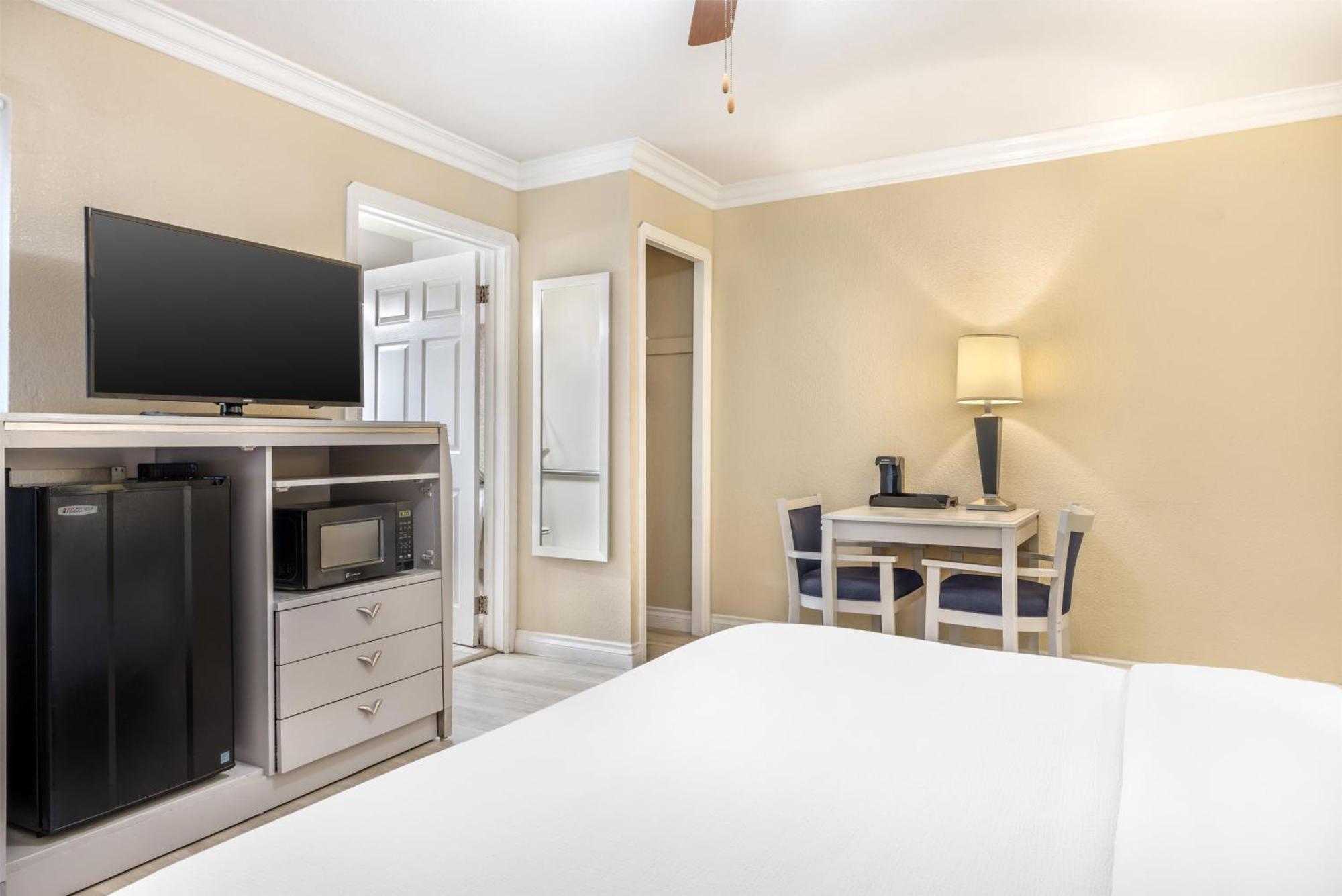 King Room with Walk-In Shower - Mobility Access
