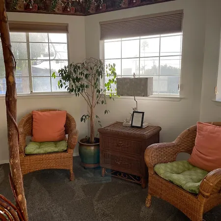 Marina Street Inn-3